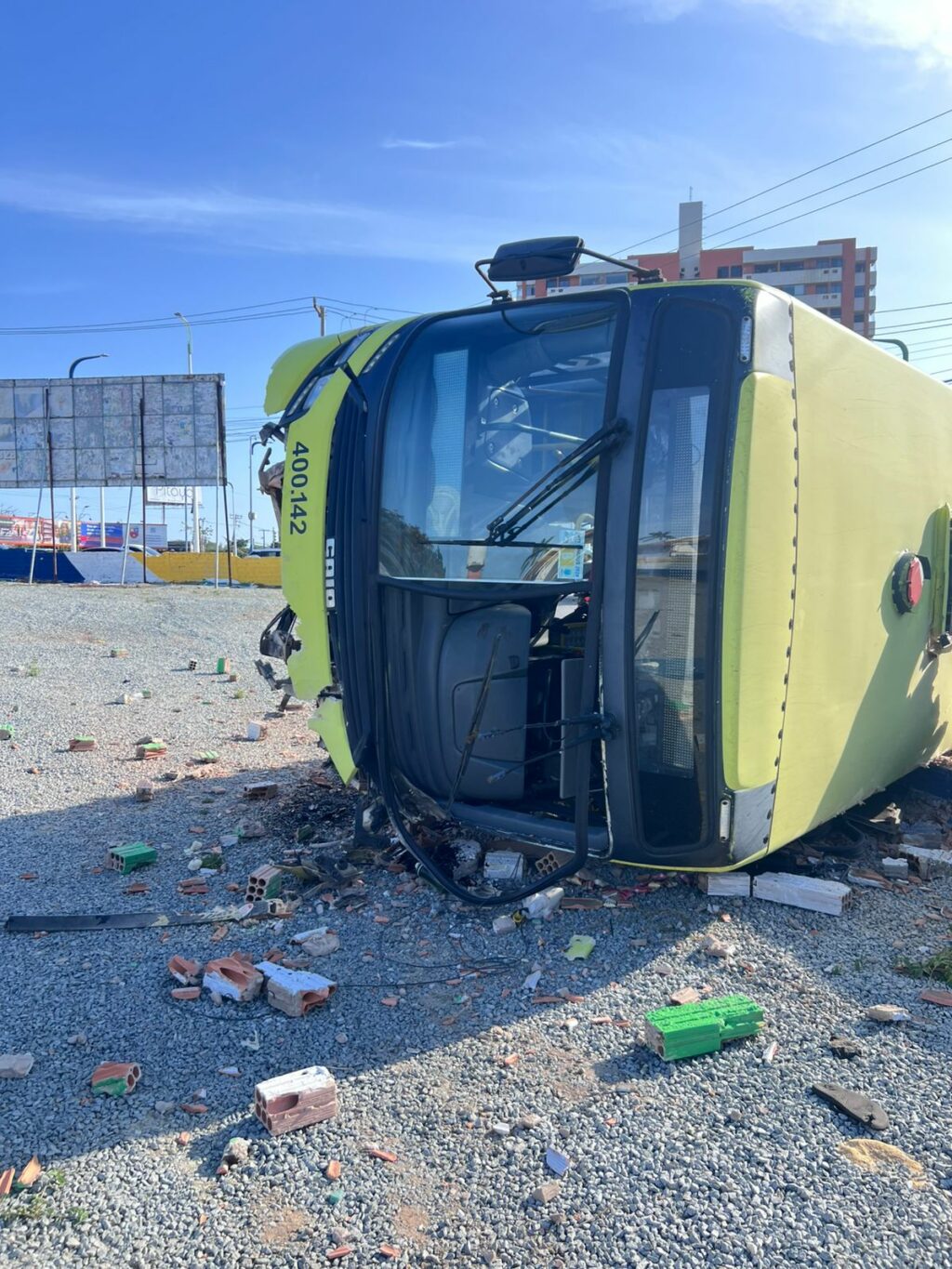 Passageiros ficam feridos em grave acidente entre ônibus e caminhão