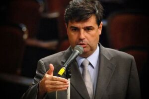 Relator vota para absolver deputado André Corrêa no caso Furna