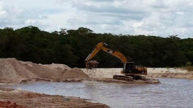 Rio Munim sofre com a retirada ilegal de areia