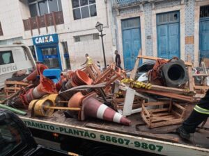 SMTT retira cones utilizados para reserva de vagas de estacionamento