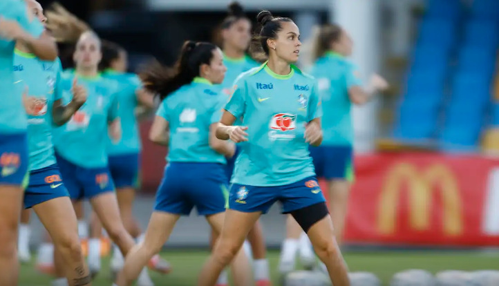 Seleção feminina realiza primeiro treino com todas as convocadas