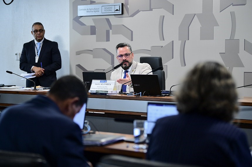 Senadores reagem a deputado francês que comparou carne do Brasil