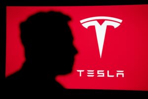 Tesla enfrenta multas e investigações por violações ambientais