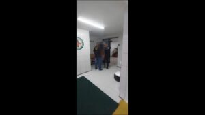 Vídeo: Estudante de medicina é preso dentro de faculdade por