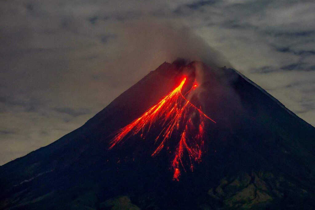 Vulcão em erupção há mais de 10 dias cancela voos