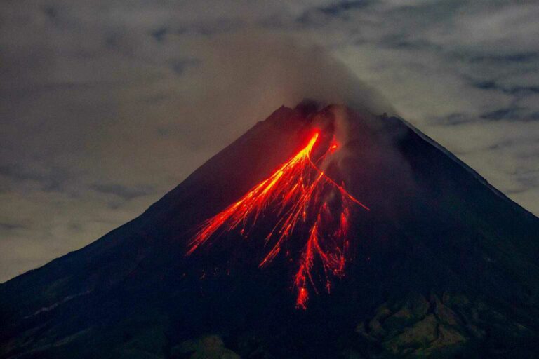 Vulcão em erupção há mais de 10 dias cancela voos