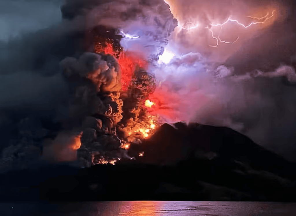 Vulcão entra em erupção e deixa pelo menos dez mortos