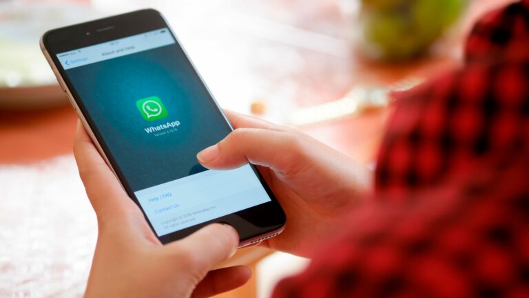 WhatsApp vai parar de funcionar em alguns ‘iPhones de botão’;