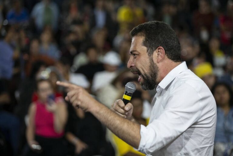 ‘Vão ter que passar por cima da gente’: Boulos, em