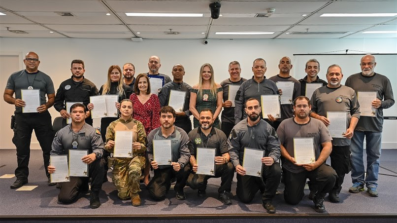 Alerj homenageia policiais que participaram dos resgates no RS