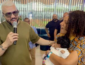 Belo ‘rouba’ a cena na festa de fim de ano