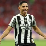 Botafogo vence Inter e decide título na última rodada