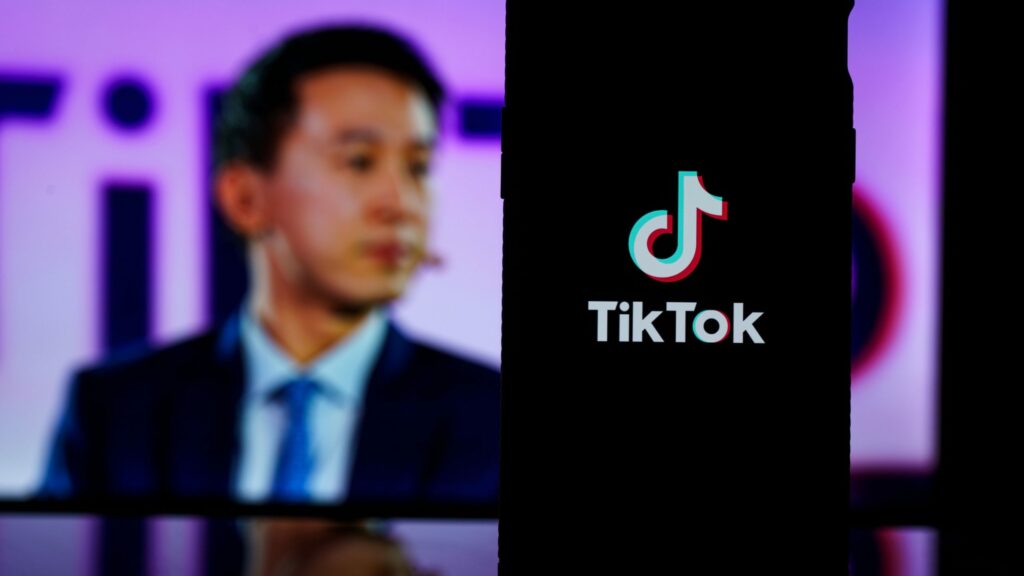 CEO do TikTok tem reunião com Trump enquanto tenta evitar