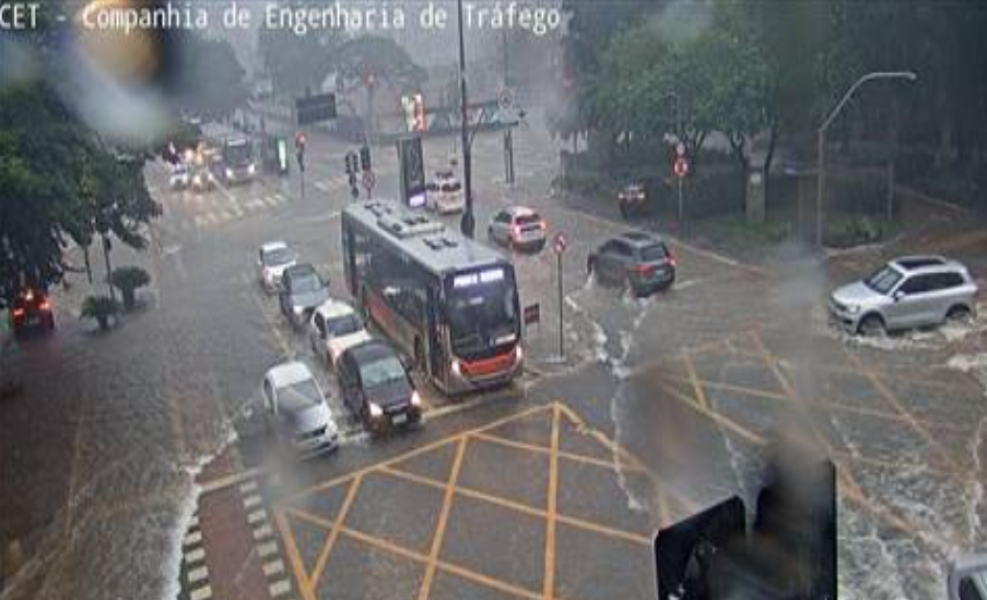 Chuva em São Paulo causa pontos de alagamentos; tempestades seguem