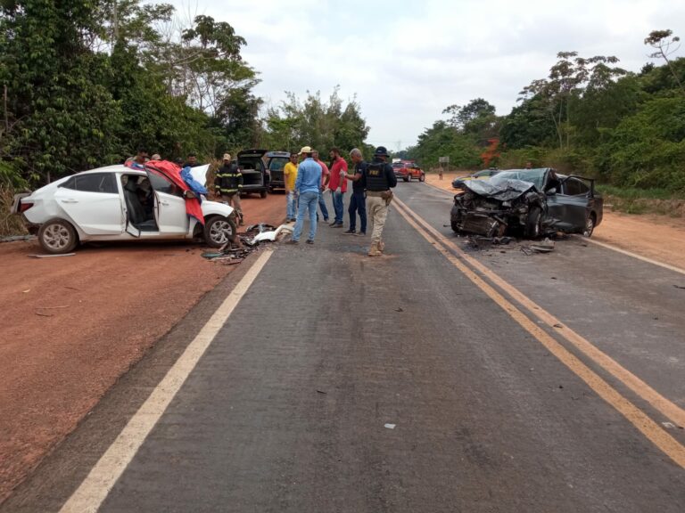 Colisão frontal deixa dois mortos e três feridos na BR-222