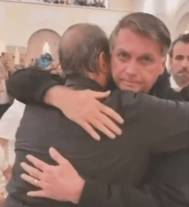 Com aval de Moraes, Bolsonaro participa de missa e volta