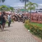 Com salários atrasados, servidores de Belford Roxo tentam invadir prefeitura;