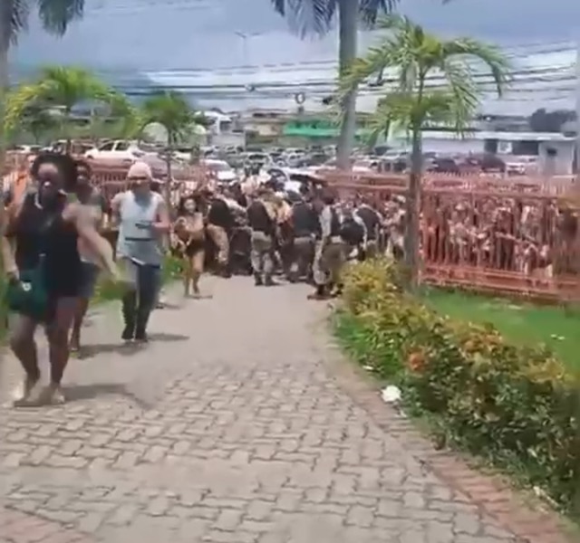 Com salários atrasados, servidores de Belford Roxo tentam invadir prefeitura;