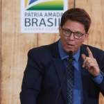 Deputado bolsonarista critica lei que proíbe celulares nas escolas de