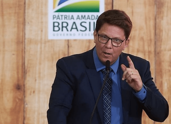 Deputado bolsonarista critica lei que proíbe celulares nas escolas de