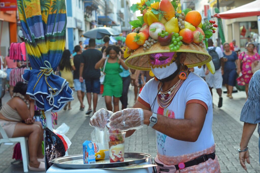 Falta de emprego leva populares à economia criativa na Rua