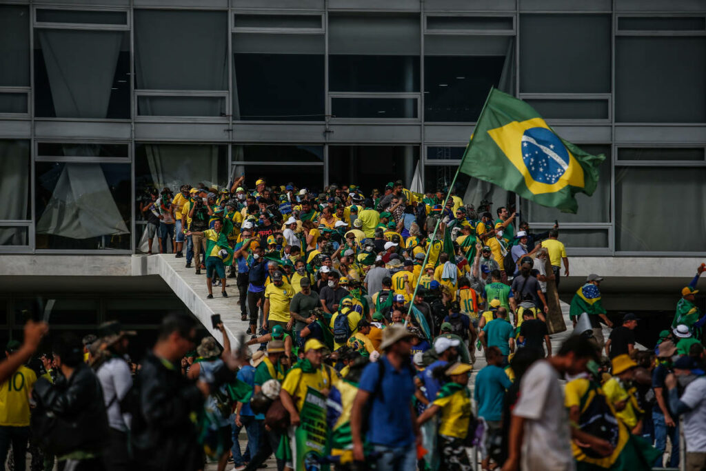 Foragidos do 8 de Janeiro se frustram com Milei e