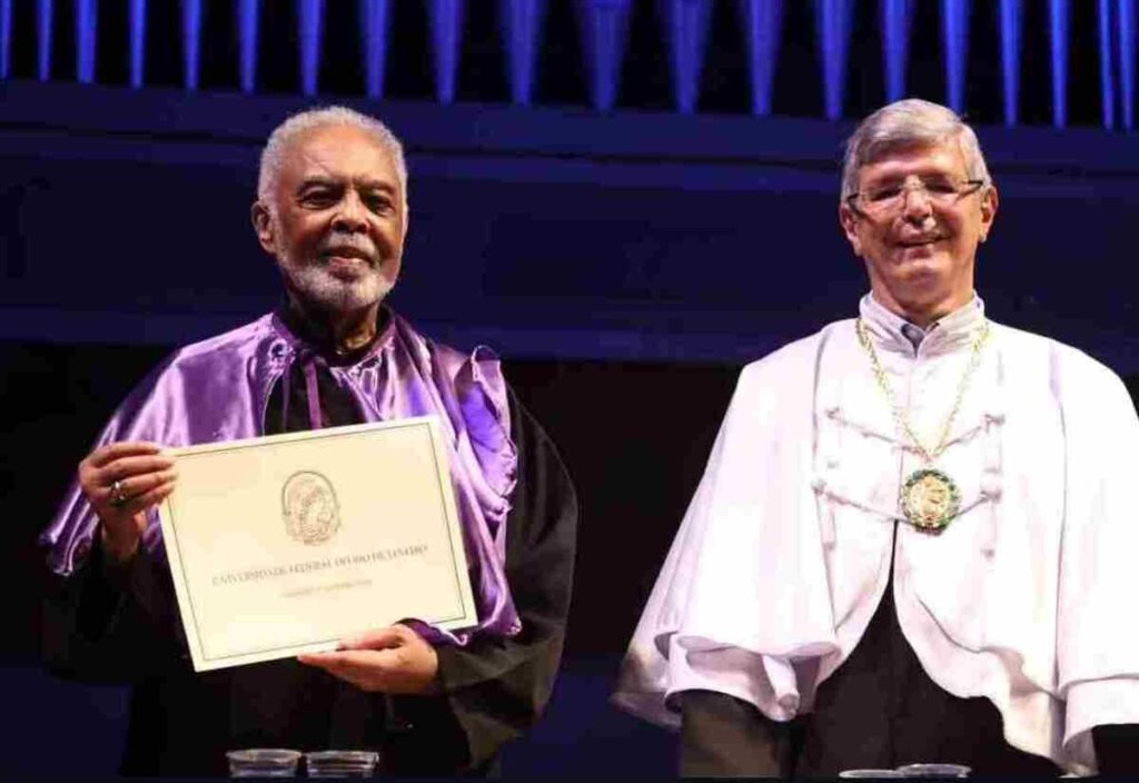 Gilberto Gil é homenageado com título de doutor honoris causa