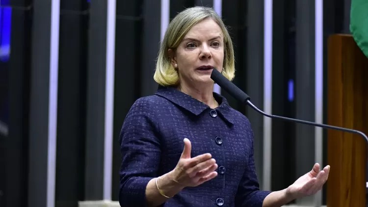 Gleisi Hoffmann diz que pacote de ajuste fiscal proposto por