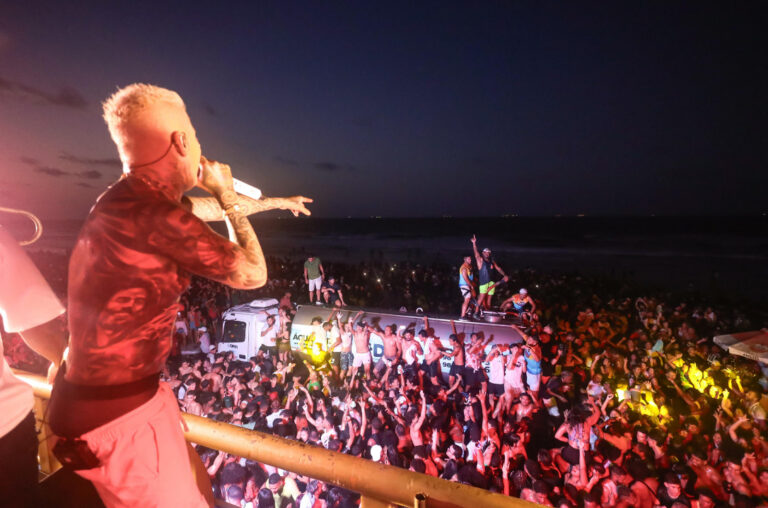 Igor Kannário arrasta multidão na Avenida Litorânea