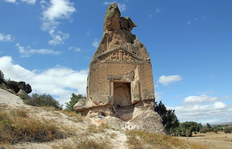 Inscrição em monumento de 2,6 mil anos é decifrada após