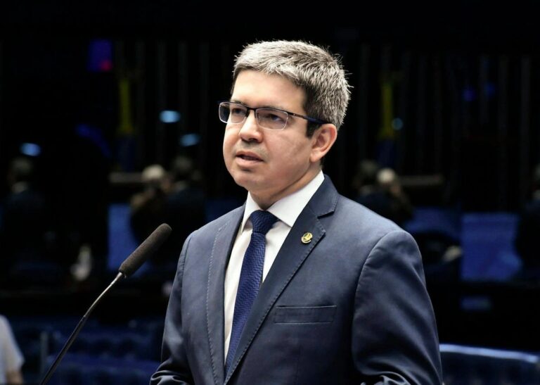 Líder do governo no Congresso, Randolfe anuncia que governo já