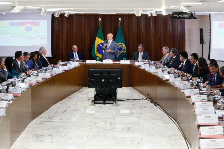 Lula reúne ministros no Palácio do Planalto para discutir modernização