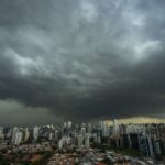 Mais de 200 mil imóveis seguem sem energia 12 horas