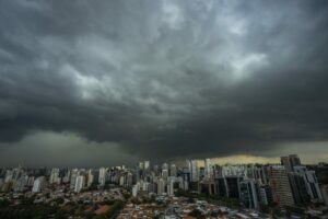 Mais de 200 mil imóveis seguem sem energia 12 horas