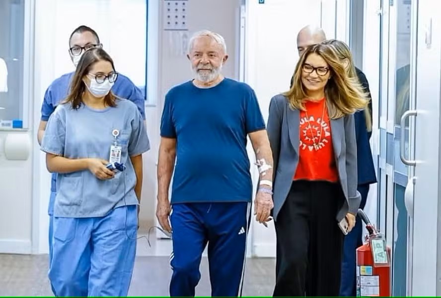 Médicos antecipam alta de Lula, que deve permanecer em São