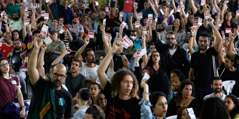 Novo estatuto de servidores avança, e professores do Rio mantêm