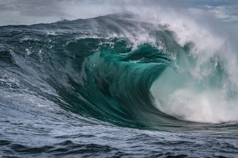 Ondas gigantes afetam países sul-americanos e matam três