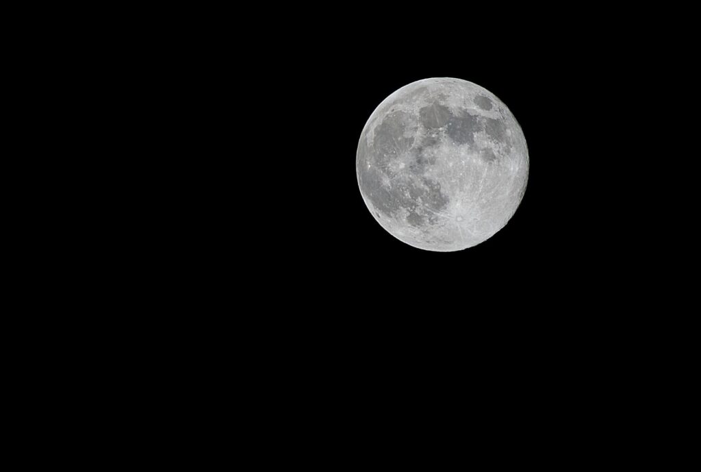 Podemos considerar que a Lua é um planeta?