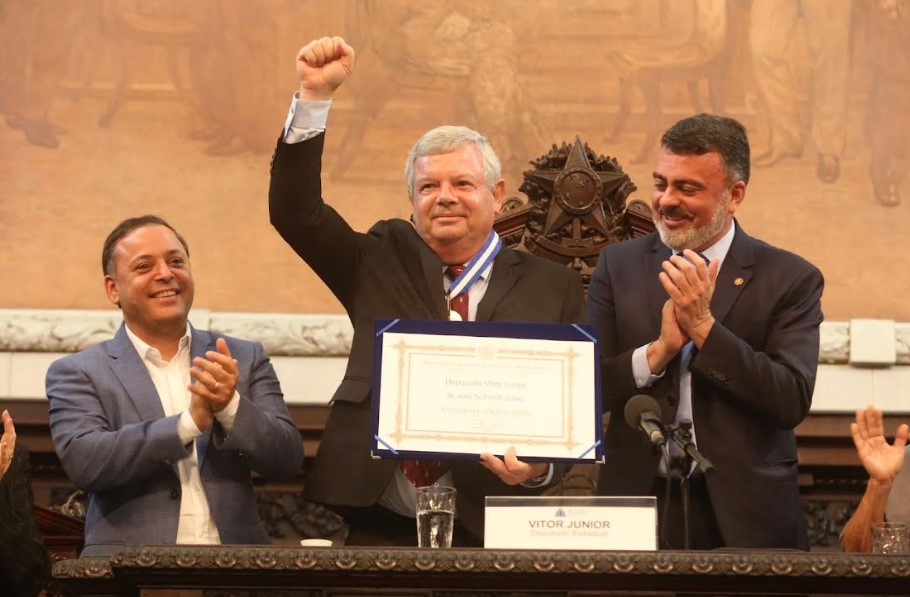 Prefeito Axel Grael é homenageado com a Medalha Tiradentes na