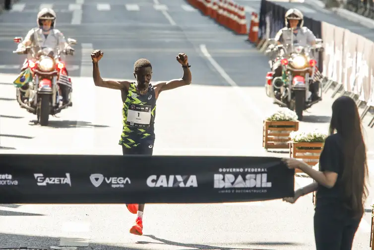 Queniano Wilson Too vence a 99ª São Silvestre