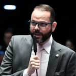 Senador bolsonarista apaga postagem em que defendia PM que arremessou