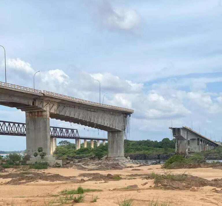 Sobe para 14 o número desaparecidos após queda de ponte