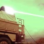 Soldados britânicos disparam arma a laser contra enxame de drones