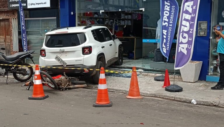 VÍDEO: Carro desgovernado invade loja e quase atinge idosa em