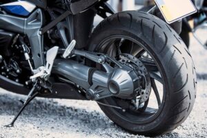 Vai comprar pneu de moto? Veja o que avaliar antes