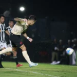 Vasco vence Atlético-MG com gols de Vegetti e Coutinho