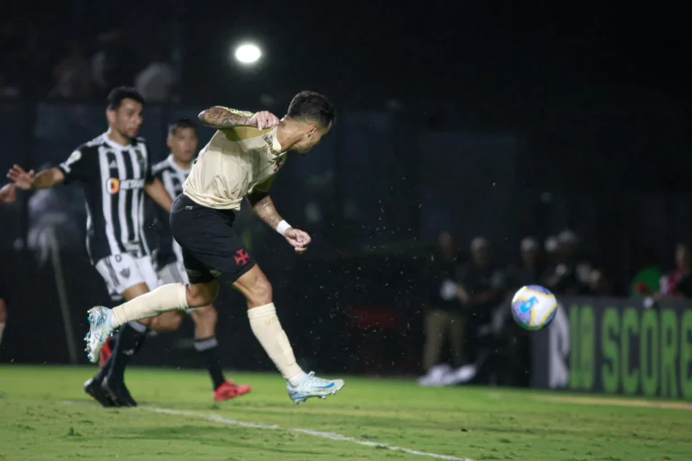 Vasco vence Atlético-MG com gols de Vegetti e Coutinho