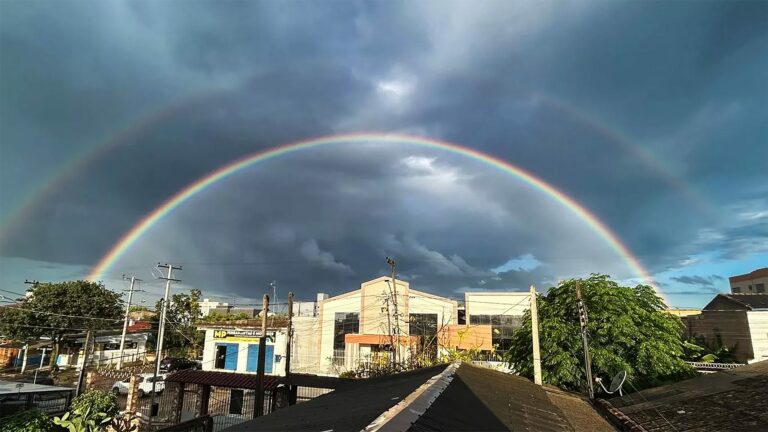 Veja imagens incríveis de um arco-íris duplo formado no céu