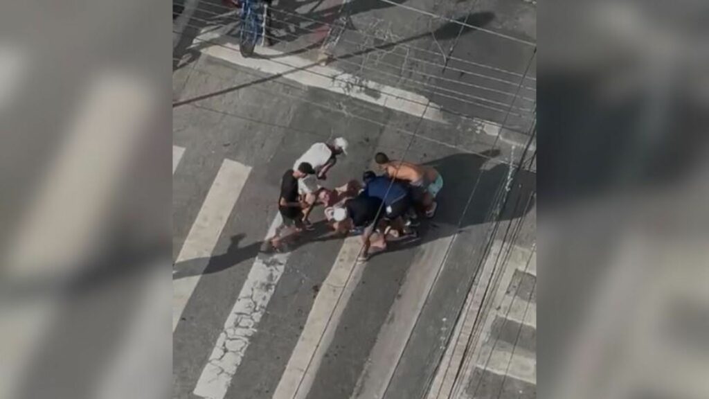 Vídeo: criminosos derrubam vítima durante arrastão em praia de Guarujá