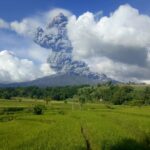 Vulcão entra em erupção nas Filipinas e milhares de pessoas